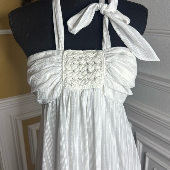 Elegant White Halter Dress - Picture 5 of 14